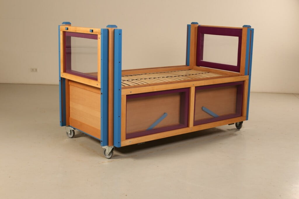 Savi Niklas 90cm x 200cm Lying Surface Cot with Window Padding (Ex-Demo)