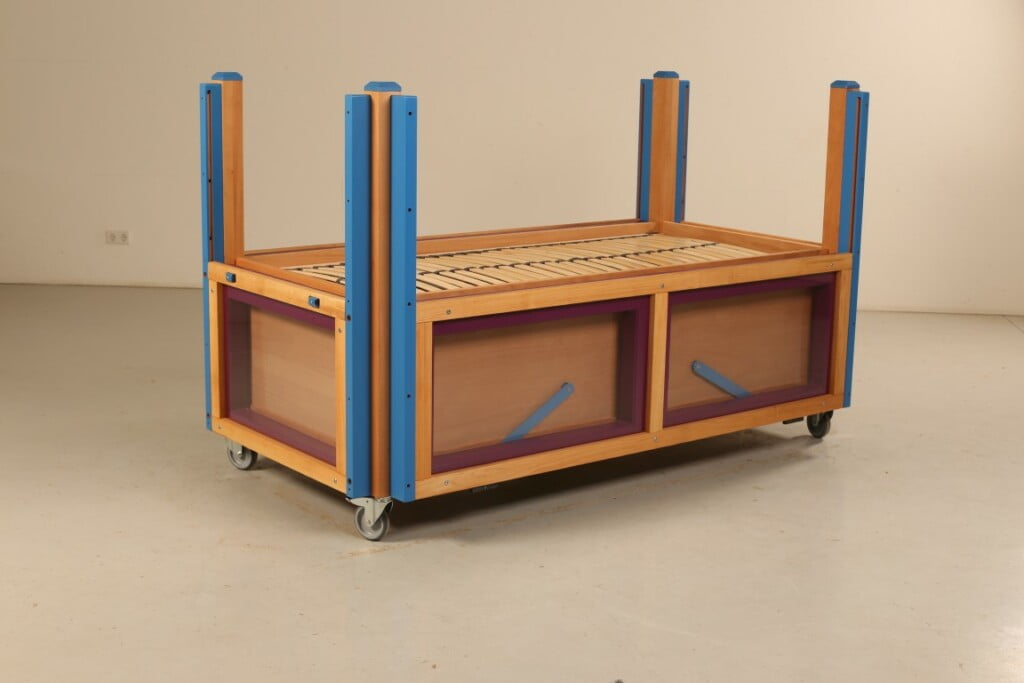 Savi Niklas 90cm x 200cm Lying Surface Cot with Window Padding (Ex-Demo)